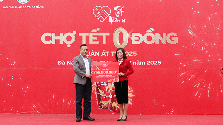CocaCola Việt Nam trao bảng hỗ trợ chương trình "Chợ Tết 0 đồng" cho Hội Chữ thập đỏ thành phố Đà Nẵng.