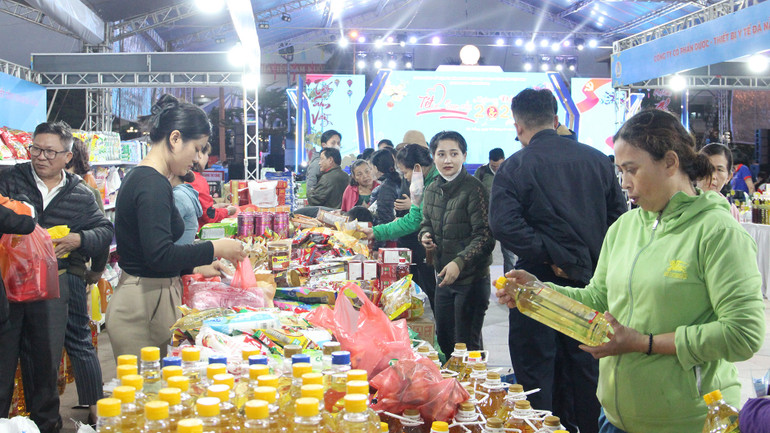 Liên đoàn Lao động thành phố dành tặng 40.000 phiếu mua hàng cho người lao động