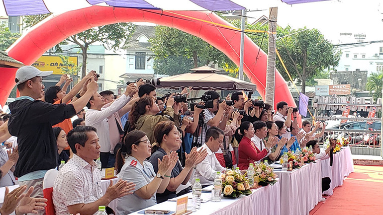 Báo chí tác nghiệp tại sự kiện.