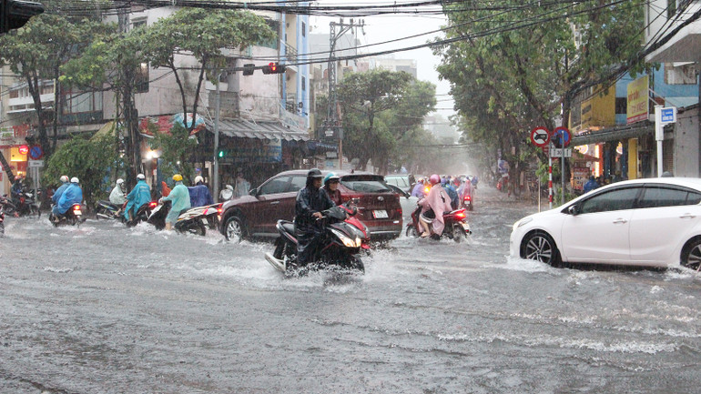 Tại các tuyến đường chính của thành phố như: Nguyễn Văn Linh, Núi Thành, Nguyễn Tri Phương, Hàm Nghi, Quang Trung, Đống Đa… bị ngập vào thời điểm người dân lưu thông đi làm, đi học nhiều đã làm các phương tiện chết máy, di chuyển khó khăn.
