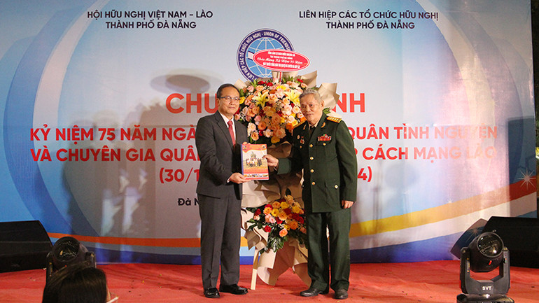 Ban liên lạc cựu Quân tình nguyện và Chuyên gia Quân sự Việt Nam giúp Cách mạng Lào tại thành phố Đà Nẵng tặng Kỷ yếu 75 năm cho Tổng Lãnh sự Cộng hòa Dân chủ Nhân dân Lào tại Đà Nẵng Ban liên lạc cựu Quân tình nguyện và Chuyên gia Quân sự Việt Nam giúp Cách mạng Lào tại thành phố Đà Nẵng tặng Kỷ yếu 75 năm cho Tổng Lãnh sự Cộng hòa Dân chủ Nhân dân Lào tại Đà Nẵng