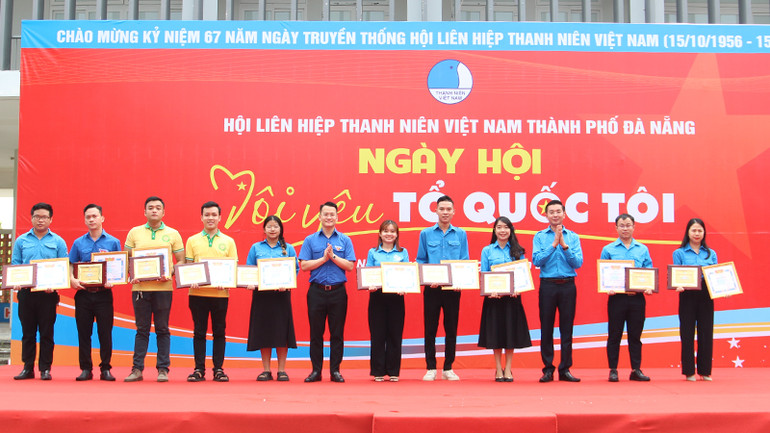 Trao Giải thưởng “15 tháng 10” cho các cá nhân.