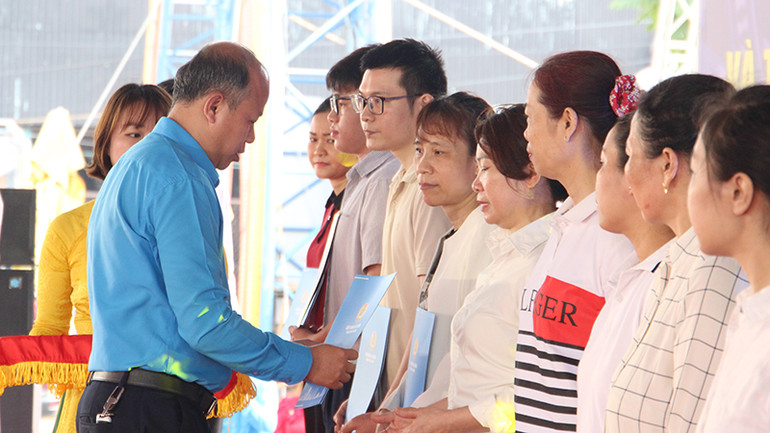 Tặng quà hỗ trợ cho đoàn viên, người lao động bị tai nạn lao động, bệnh nghề nghiệp.