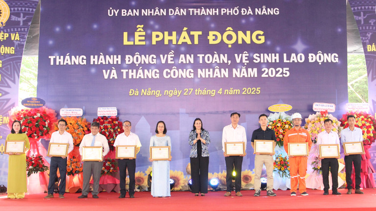 Các cá nhân nhận Bằng khen của Chủ tịch Ủy ban nhân dân thành phố.