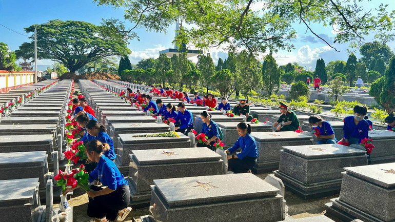 Thay hoa sen mới và các lọ hoa tại các phần mộ liệt sĩ.