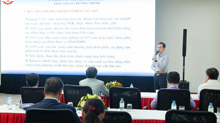 Đại biểu thông tin tại Hội nghị.