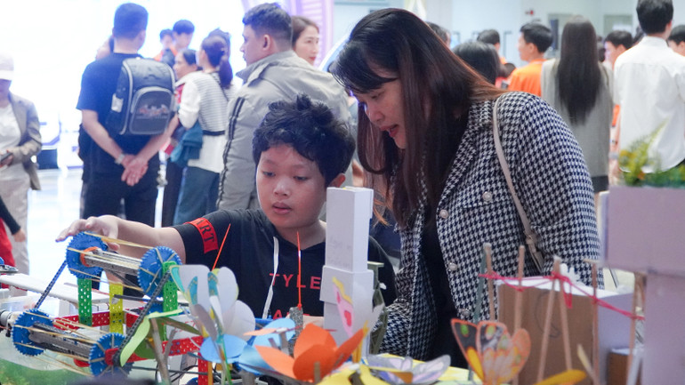 Cùng con tham gia ngày hội. Cùng con tham gia ngày hội.