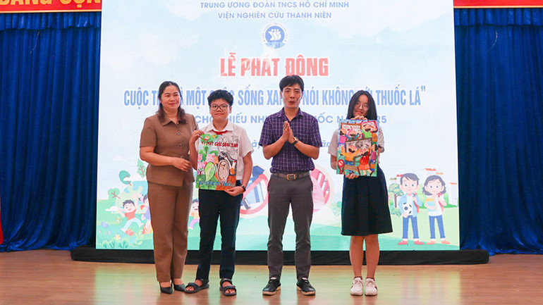 Đại diện học sinh nộp các tác phẩm dự thi.