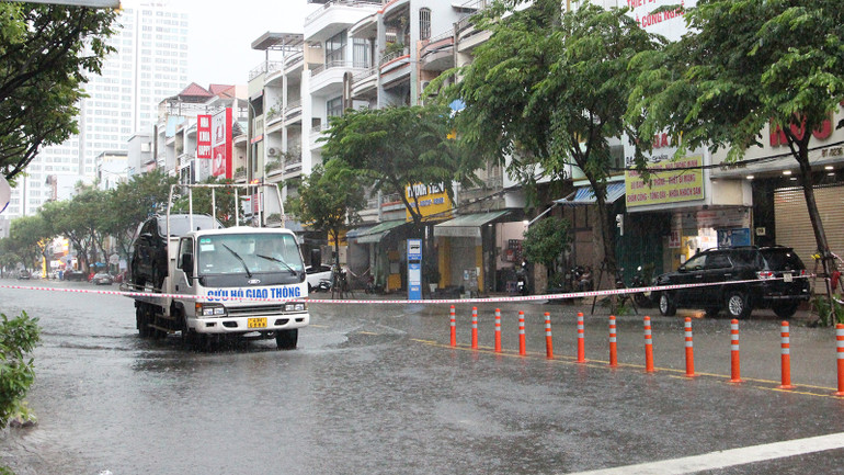 Nhiều xe chết máy đã cần cứu hộ.