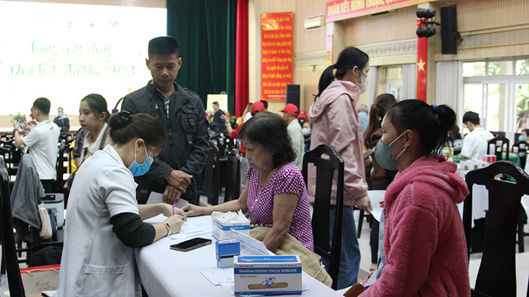 Khám bệnh và phát thuốc miễn phí cho 200 người.