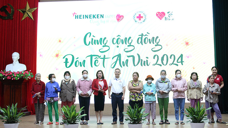 Tặng phiếu mua hàng cho đại diện hộ dân.