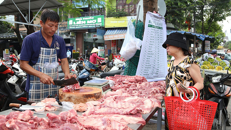 Người dân đến mua thịt heo.