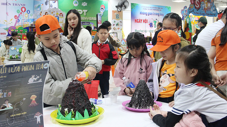 Hào hứng với núi lửa phun trào.