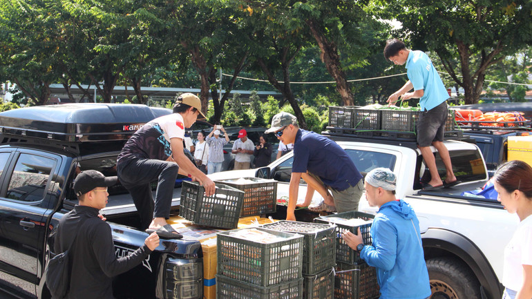 Đồng thời, còn có các hàng hóa thiết yếu khác như: 785 áo phao; 25 thùng đồ dùng cá nhân (bàn chải, nước giặt, băng vệ sinh, bỉm, khăn, giấy vệ sinh); 40 thùng quần áo chăn mền; 100 áo mới; 300kg bột khử khuẩn; 16 thùng thuốc cá nhân (bông, băng, nước muối, oxy già...).