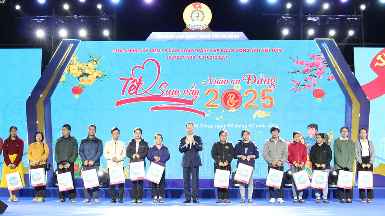 Đồng chí Nguyễn Văn Quảng, Ủy viên Trung ương Đảng, Bí thư Thành ủy Đà Nẵng tặng quà cho người lao động.