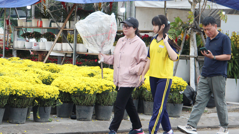 Cả nhà cùng nhau đi mua hoa