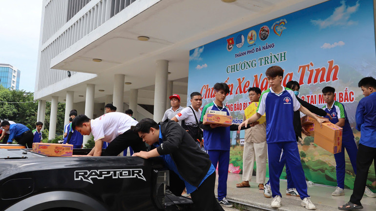 Chương trình “Chuyến xe nghĩa tình” do Thành Đoàn - Hội Liên hiệp Thanh niên Việt Nam thành phố Đà Nẵng, Hội Doanh nhân trẻ Đà Nẵng và Câu lạc bộ xe bán tải Đà Nẵng phối hợp tổ chức.