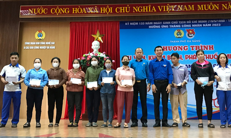 Trao quà cho thanh niên công nhân có hoàn cảnh khó khăn.