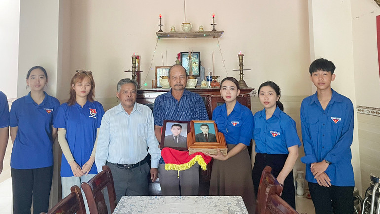 Trao tặng di ảnh liệt sĩ đã phục hồi.