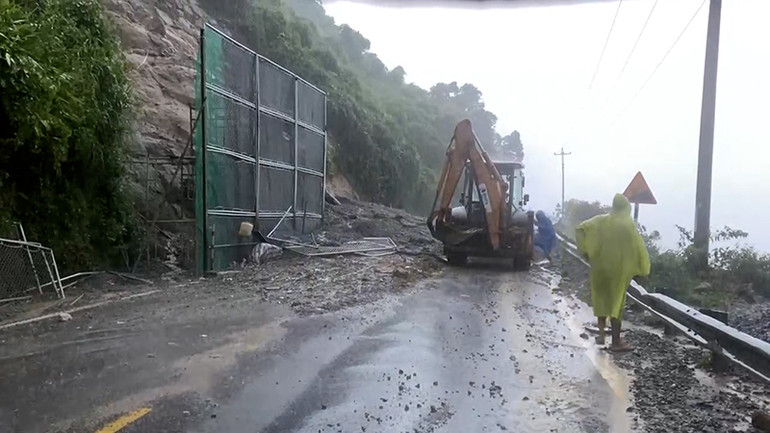 Một điểm sạt lở trên đèo Hải Vân (thuộc địa phận quận Liên Chiểu).