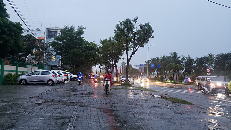 Nhiều phương tiện lên lề đường để di chuyển.