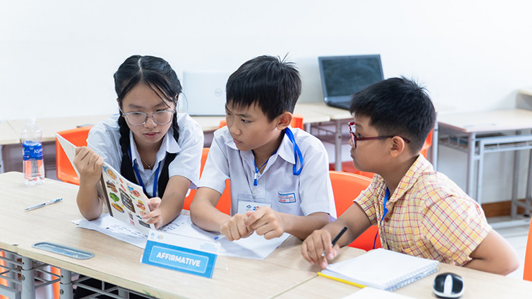 Các thí sinh trao đổi, thảo luận sau khi nhận đề tài