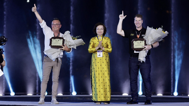 Bà Ngô Thị Kim Yến, Phó Chủ tịch UBND thành phố Đà Nẵng, Trưởng Ban Tổ chức DIFF 2023 trao hoa và kỷ niệm chương cho 2 đội.