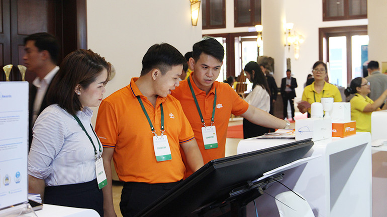 Đại biểu tham quan các gian hàng triển lãm tại AMRI 16.