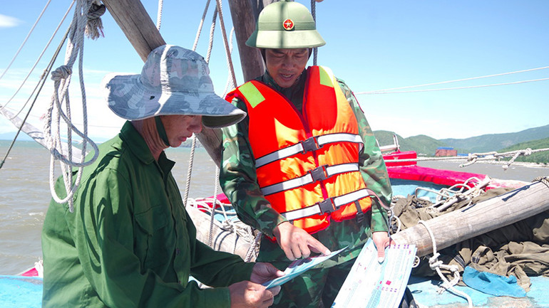 Bộ đội Biên phòng Quảng Bình tăng cường tuyên truyền đến các ngư dân (ảnh BĐBP cung cấp).