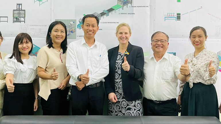 Chị Thanh Trang (bìa phải) tham gia vào hỗ trợ ươm tạo khởi nghiệp