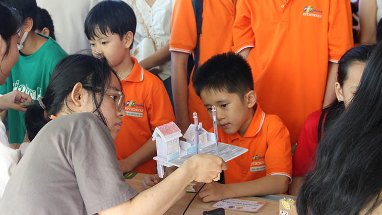 Học sinh chăm chú với mỗi hoạt động