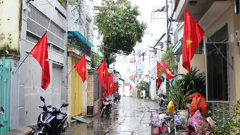 Các gia đình treo cờ dịp Tết Dương lịch 2024.