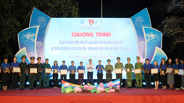 Các chi đoàn tiên tiến làm theo lời Bác.