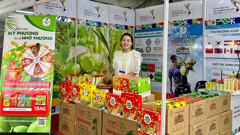 Bà Mai Thị Ý Nhi mang sản phẩm có mẫu mã Tết tham gia chương trình bán lẻ nội địa kích cầu cuối năm. Bà Mai Thị Ý Nhi mang sản phẩm có mẫu mã Tết tham gia chương trình bán lẻ nội địa kích cầu cuối năm.