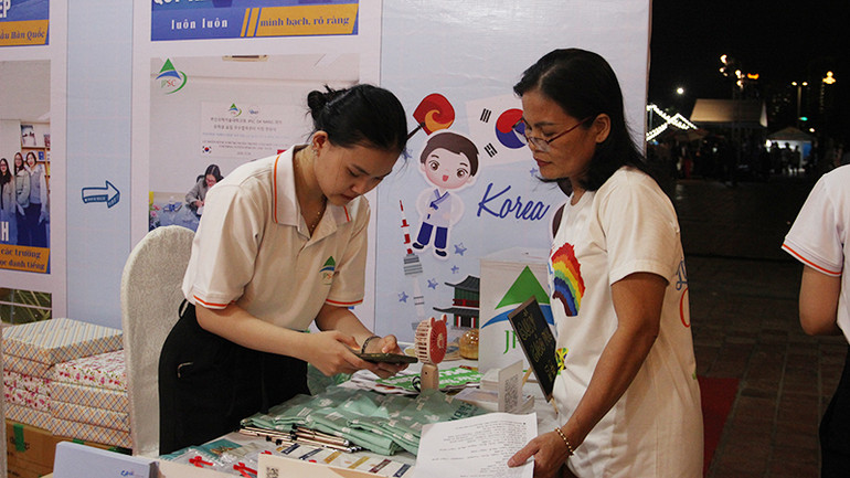 Người dân tìm hiểu thông tin về Hàn Quốc tại các gian hàng.