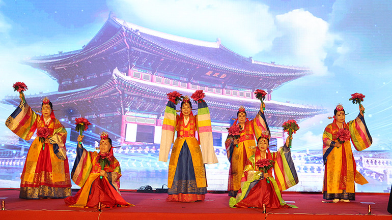 Tiết mục múa của các nghệ sĩ Hàn.