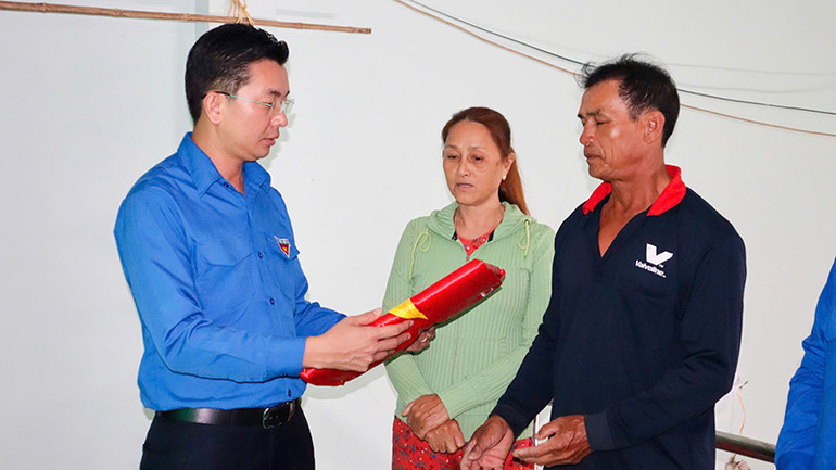 Mô hình "Trao tặng di ảnh liệt sĩ" trong Tháng Thanh niên. Mô hình "Trao tặng di ảnh liệt sĩ" trong Tháng Thanh niên.