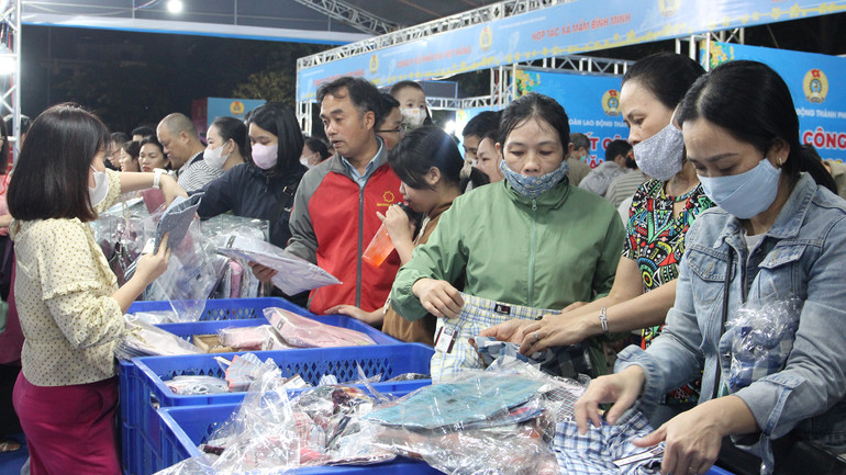 Các cấp công đoàn thành phố nỗ lực để có thêm các món quà cho các đoàn viên, người lao động.