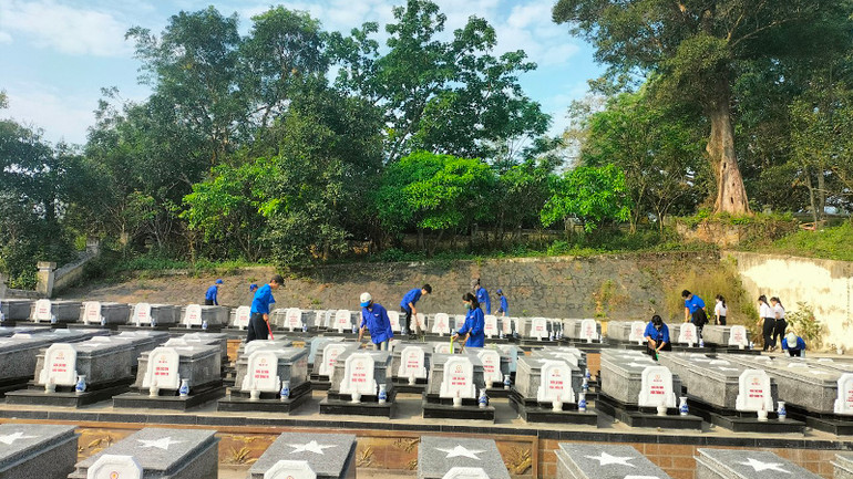 Dọn dẹp tại Nghĩa trang liệt sĩ xã Hòa Phong.