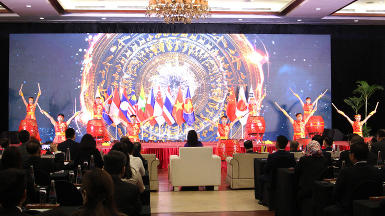 Tiết mục trống hội chào mừng.