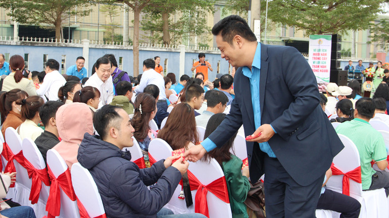 Lì xì đầu năm mới cho các đoàn viên công đoàn.