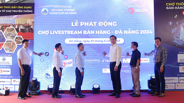 Đại biểu thực hiện nghi thức phát động.