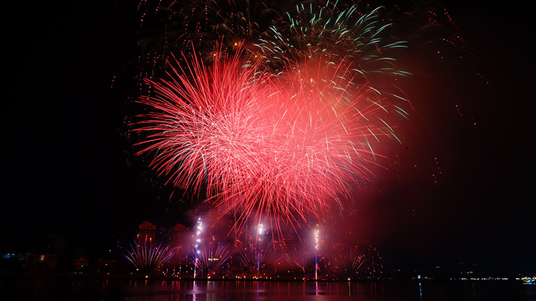 Canada mở màn đêm thi với các vũ điệu ánh sáng đầy mê hoặc và ảo diệu Canada mở màn đêm thi với các vũ điệu ánh sáng đầy mê hoặc và ảo diệu