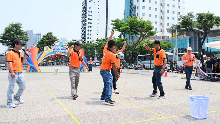 Đội thi thể hiện sự khéo léo cùng phối hợp tập thể. Đội thi thể hiện sự khéo léo cùng phối hợp tập thể.