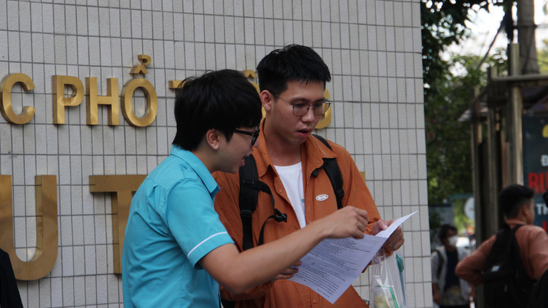 Trao đổi đáp án môn cuối cùng.