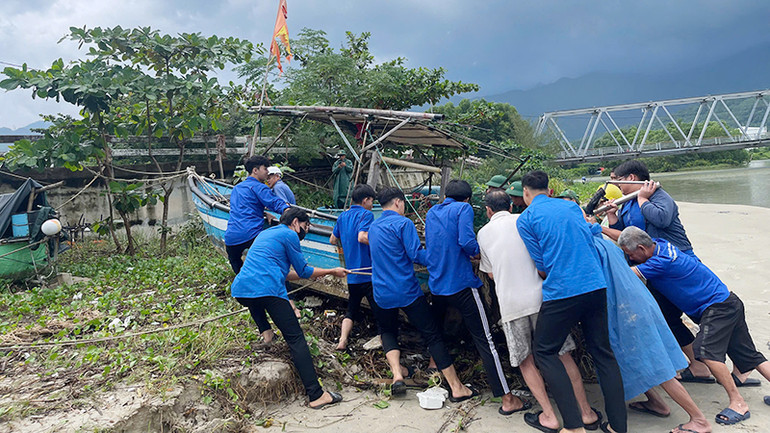 Đưa thuyền lên bờ.