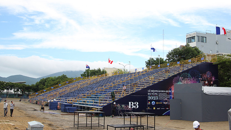 Khán đài được thiết kế theo đúng tiêu chuẩn, bảo đảm cho du khách được an toàn nhất.