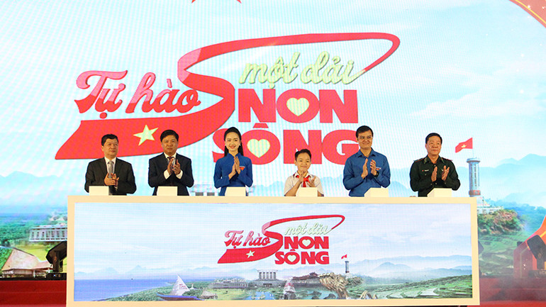 Bấm nút phát động chương trình