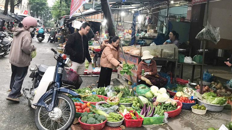 Nhiều tiểu thương chọn bán các loại củ quả để được lâu.
