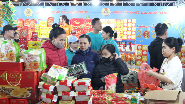 Chợ có gần 80 gian hàng